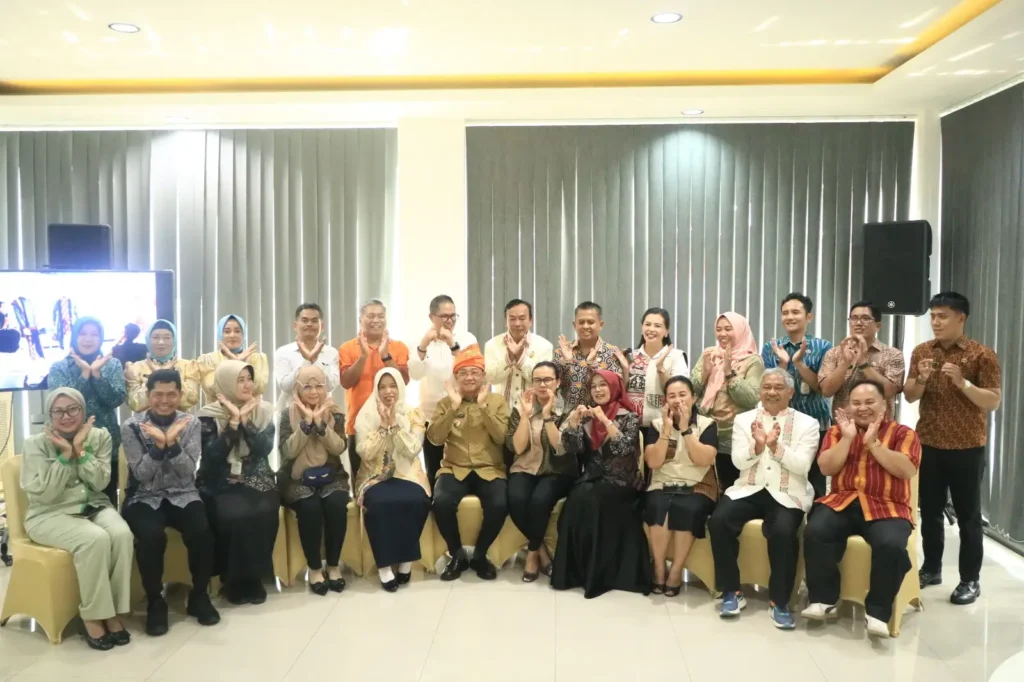 Ketua Dekranasda Toraja Utara Damayanti Batti Palimbong mengunjungi UMKM Center Dekranasda Kota Pontianak dan melihat berbagai produk unggulan berbasis kearifan lokal.