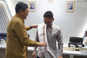 Bupati Toraja Utara Frederik Victor Palimbong memasangkan kain khas Toraja kepada Wali Kota Pontianak Edi Rusdi Kamtono.