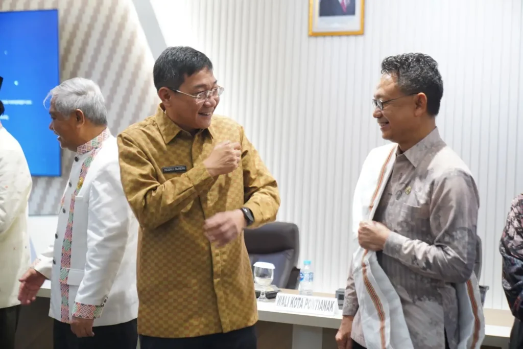 3. Wali Kota Pontianak Edi Rusdi Kamtono berbincang dengan Bupati Toraja Utara Frederik Victor Palimbong.