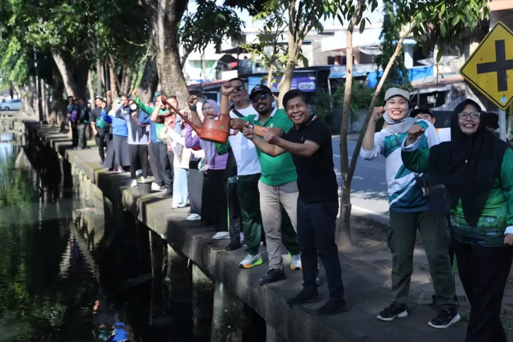 Dinas Lingkungan Hidup Kota Pontianak melakukan uji coba penaburan eco enzym di saluran dan parit untuk menjaga kualitas air.