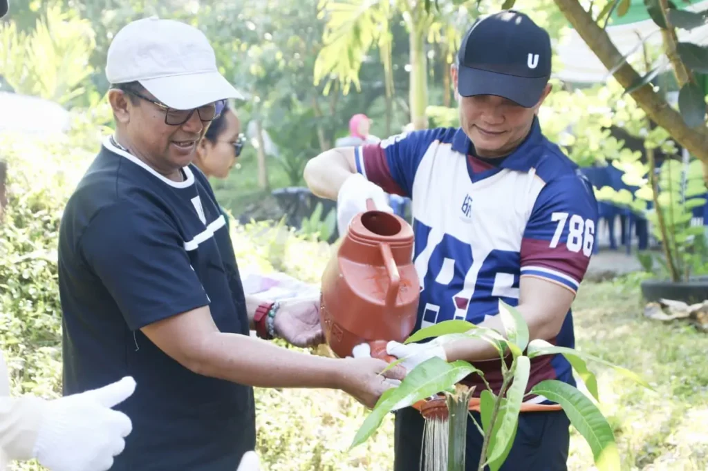 Wakil Wali Kota Pontianak Bahasan menanam pohon di area TPA Batulayang dalam rangkaian Kerja Bakti Bersih Lingkungan Bersama dan Penanaman Pohon di TPA Batulayang, Sabtu (6/6/2026) pagi.