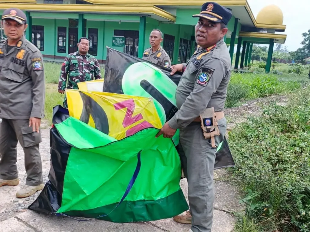 Anggota Satpol PP Kota Pontianak mengamankan layangan dan perlengkapannya di wilayah Pontianak Utara.