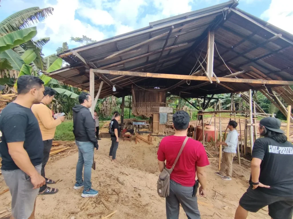 Petugas Polres Kubu Raya memeriksa lokasi sawmill di Dusun Pancaroba Sungai Ambawang untuk mencegah peredaran kayu ilegal.