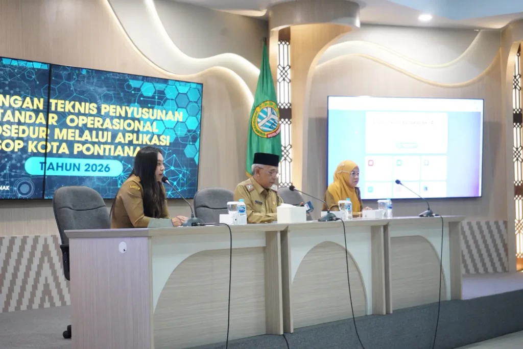 Sekretaris Daerah Kota Pontianak Amirullah saat membuka Bimtek Penyusunan SOP melalui Aplikasi.