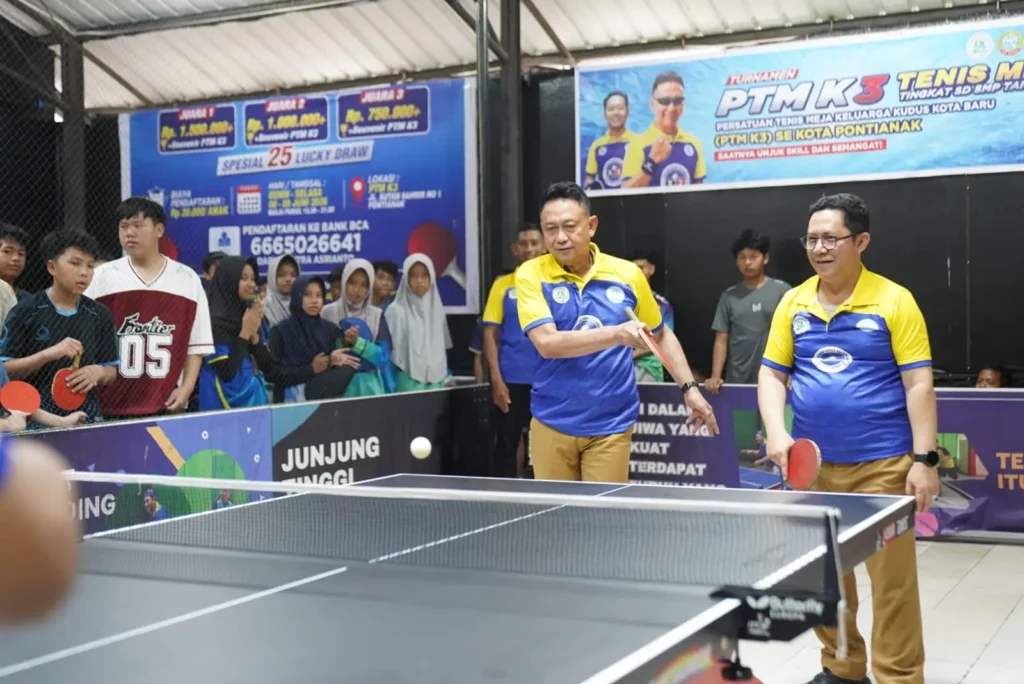 Wali Kota Pontianak Edi Rusdi Kamtono ikut berlaga usai membuka Kejuaraan Persatuan Tenis Meja Keluarga Kudus Kotabaru (PTM K3) di Lapangan Paroki Keluarga Kudus Kotabaru.