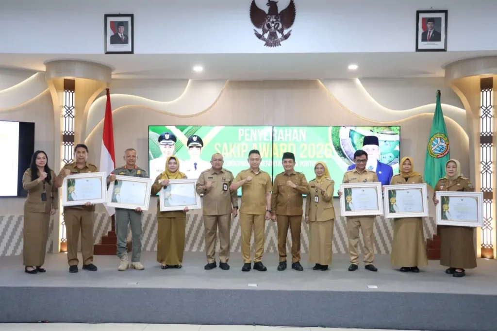 Foto bersama jajaran kepada OPD penerima piagam penghargaan SAKIP Award 2026.
