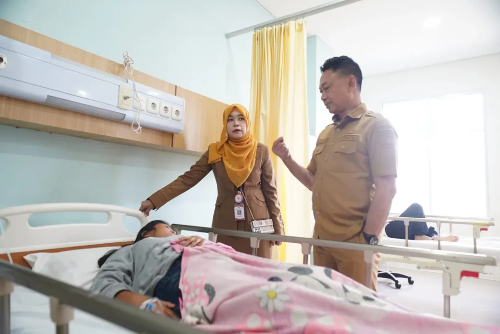 Wali Kota Pontianak Edi Rusdi Kamtono membesuk warga diduga mengalami keracunan makanan yang dirawat di RSUD Pontianak Utara.