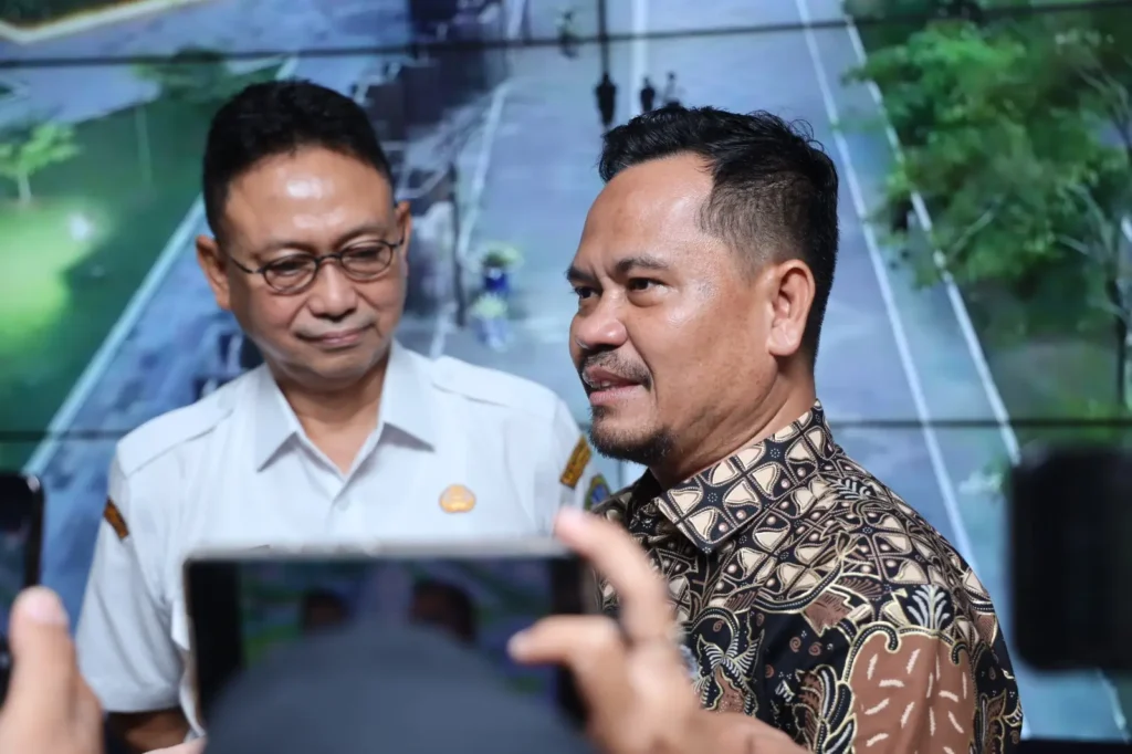 Ketua Komisi III DPRD Balikpapan Yusri bersama Wali Kota Pontianak Edi Rusdi Kamtono saat diwawancarai.
