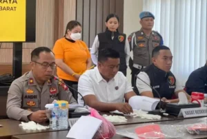 Jajaran Satreskrim Polres Kubu Raya saat konferensi pers pengungkapan kasus penipuan investasi tiket pesawat.