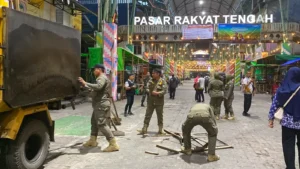 Tim gabungan tengah menertibkan lapak-lapak PKL di Jalan Asahan.