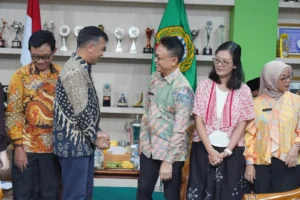 Wali Kota Pontianak Edi Rusdi Kamtono berbincang dengan Tara Singh Bam, Director of Tobacco Control Program dari Vital Strategies Asia-Pacific Office in Singapore.