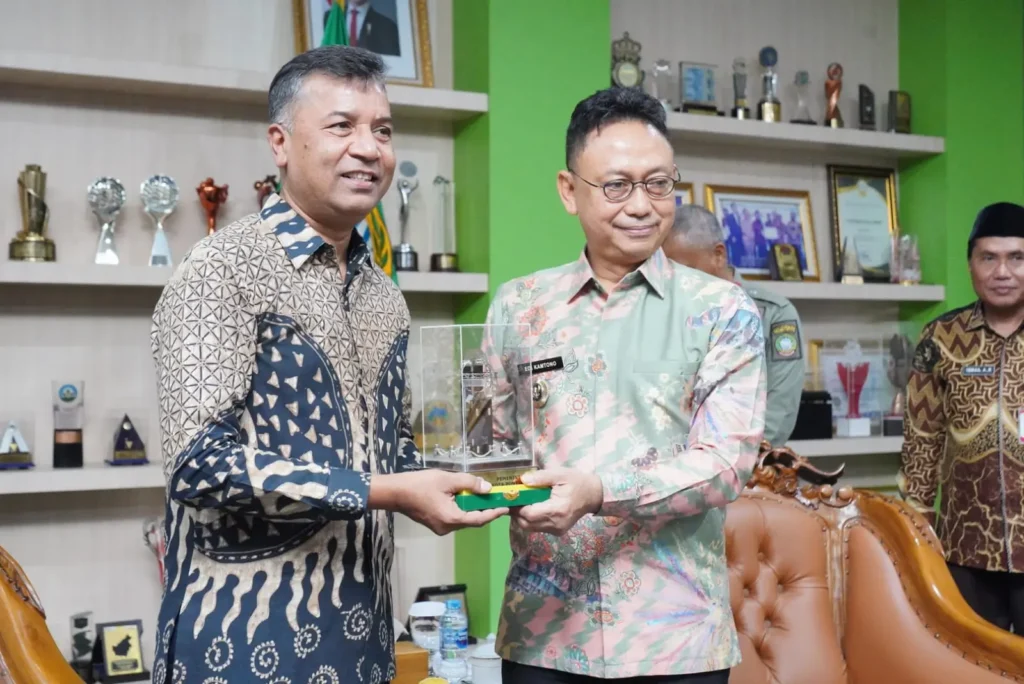 Wali Kota Pontianak Edi Rusdi Kamtono menyerahkan cenderamata kepada Tara Singh Bam, Director of Tobacco Control Program dari Vital Strategies Asia-Pacific Office in Singapore.
