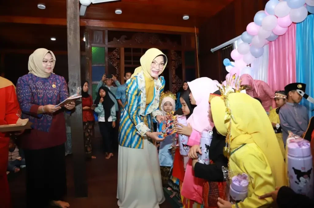 Bunda PAUD Kota Pontianak Yanieta Arbiastutie menyerahkan bingkisan kepada siswa lulusan PAUD PKK Percontohan Tahun Ajaran 2025/2026.