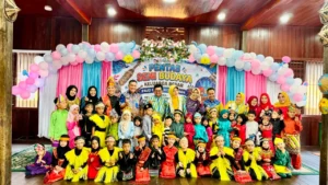 Foto bersama siswa lulusan PAUD PKK Percontohan Tahun Ajaran 2025/2026.