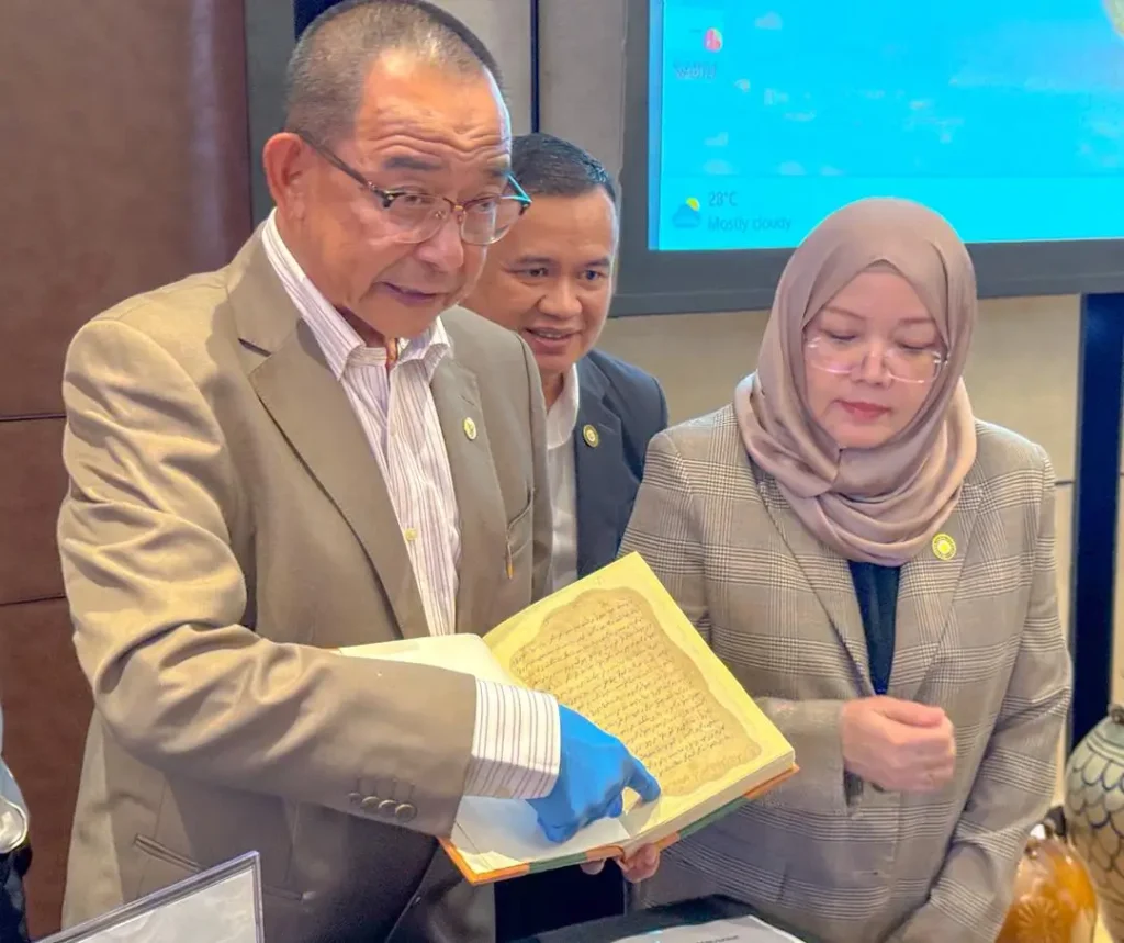 Manuskrip langka Sultan Tengah abad ke-16 yang ditemukan di Sarawak dan ditargetkan masuk daftar warisan dunia UNESCO.