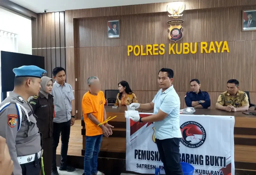 Polres Kubu Raya memusnahkan barang bukti sabu seberat 50,06 gram di Mapolres Kubu Raya bersama instansi terkait.