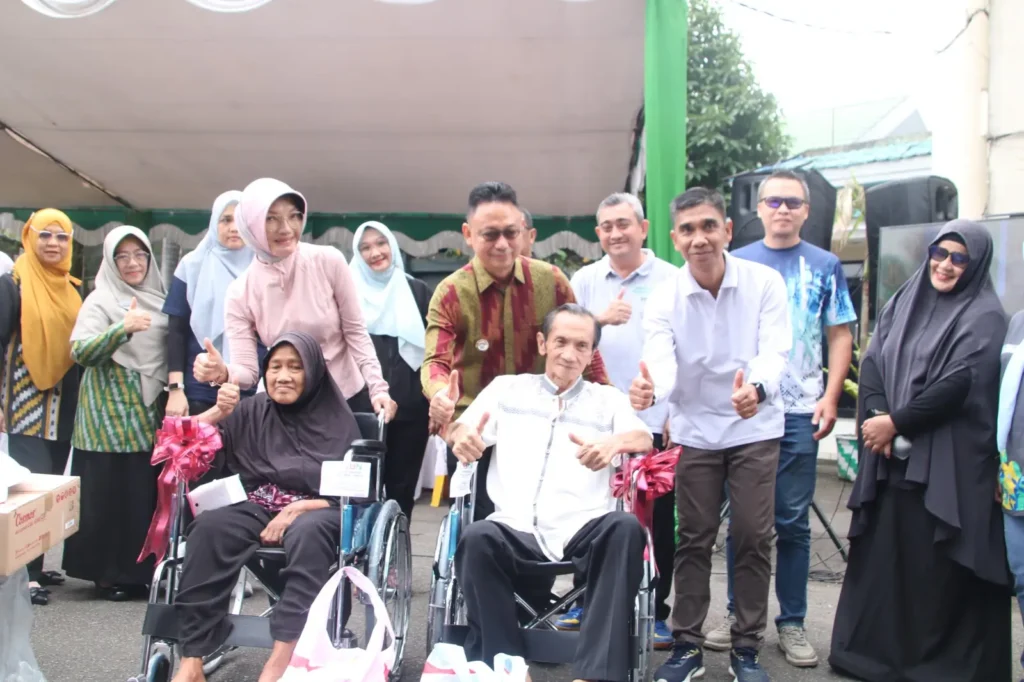 Wali Kota Pontianak Edi Rusdi Kamtono foto bersama para lansia pada Hari Lansia.