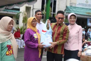 Wali Kota Pontianak Edi Rusdi Kamtono menyerahkan bingkisan secara simbolis kepada warga lansia.