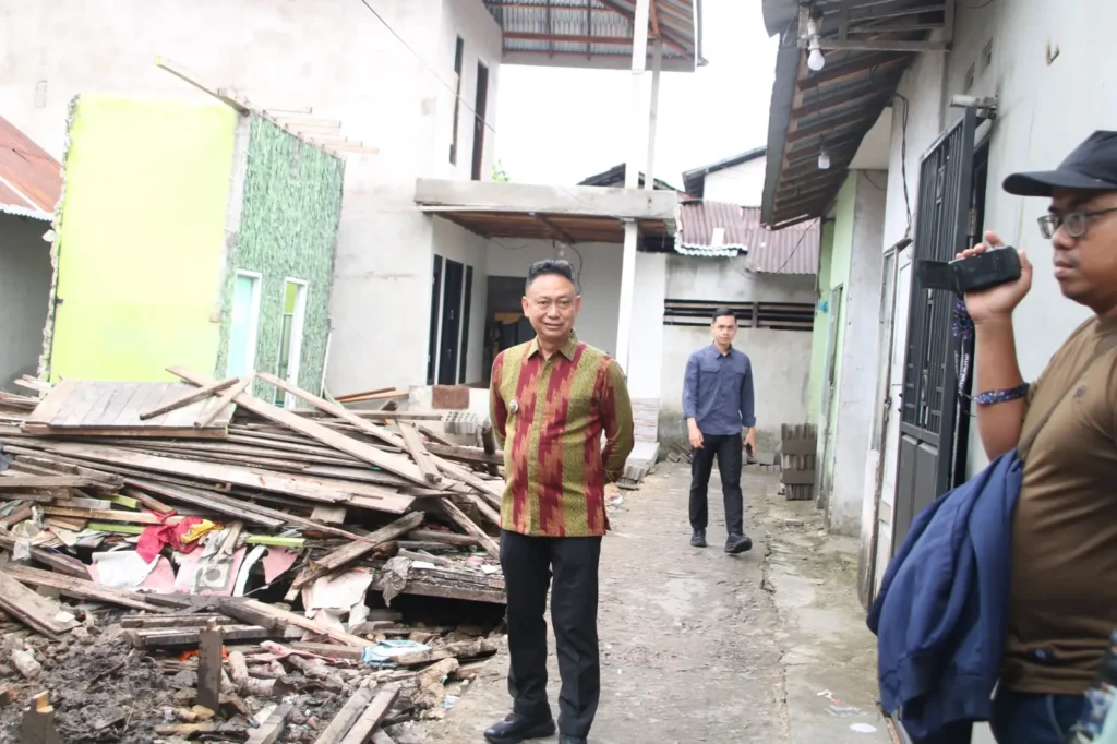 Wali Kota Pontianak Edi Rusdi Kamtono meninjau rumah warga yang roboh di Pontianak Timur.