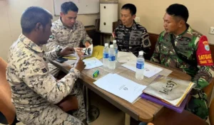 Petugas TNI AL bersama otoritas maritim Malaysia saat proses penyerahan kapal nelayan di perairan perbatasan Tanjung Datu Sarawak.