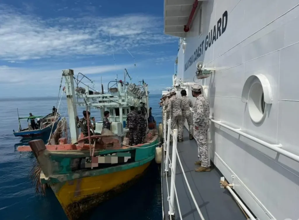 Petugas TNI AL bersama otoritas maritim Malaysia saat proses evakuasi dan penyerahan kapal nelayan di perairan perbatasan Tanjung Datu Sarawak.