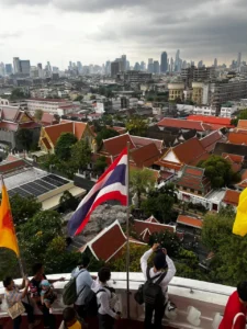 Salah satu destinasi wisata di Thailand dengan ikon budaya dan aktivitas wisata yang ramai dikunjungi turis internasional.