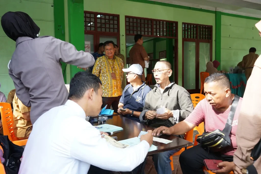 Sejumlah warga memanfaatkan layanan jemput pajak (Gokatan) di kecamatan untuk membayar Pajak Bumi dan Bangunan (PBB).