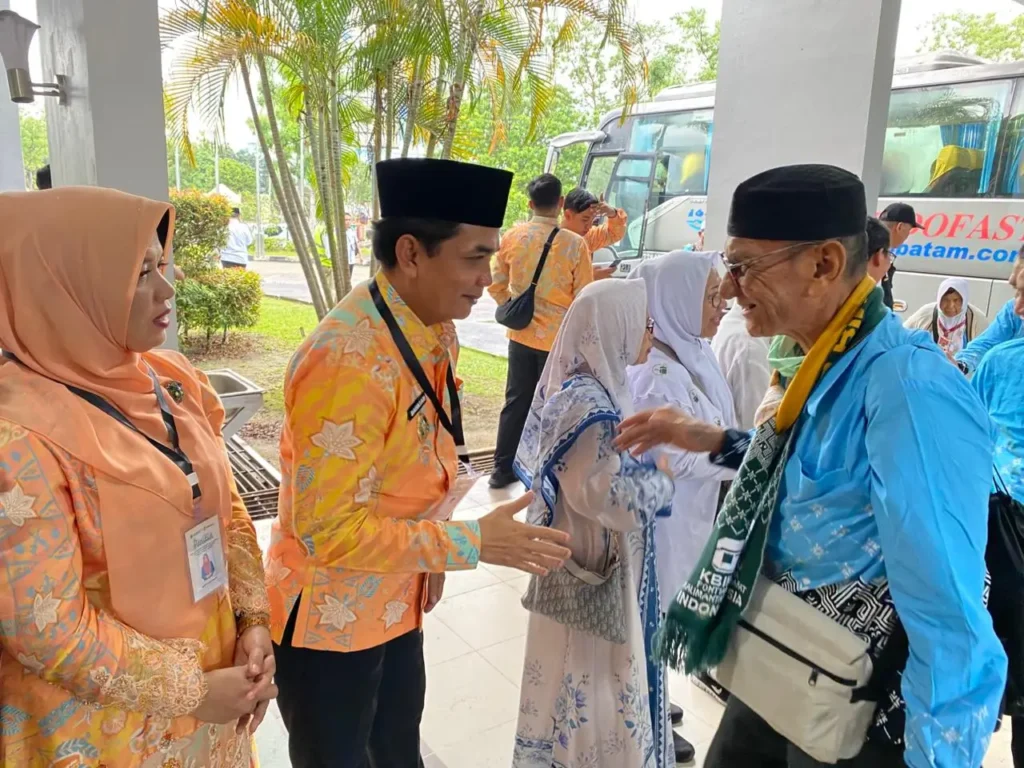 Wakil Wali Kota Pontianak Bahasan menyambut kedatangan para jemaah haji asal Pontianak yang tiba di Asrama Haji Batam.