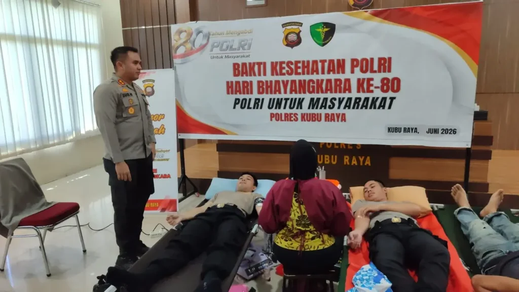 Personel Polres Kubu Raya dan masyarakat mengikuti kegiatan donor darah massal di Mapolres Kubu Raya.