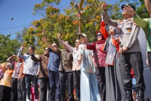 Wali Kota Pontianak Edi Rusdi Kamtono bersama undangan lain melempar kicang (bakcang polos) ke Sungai Kapuas sebagai tanda pembukaan Festival 1.000 Bakcang Pontianak di Taman Alun Kapuas, Jumat (19/6/2026). Pelemparan kicang memiliki makna pengharapan berkah untuk warga kota.