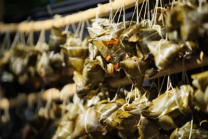 Bakcang khas Tionghoa siap saji dengan bungkus daun bambu.