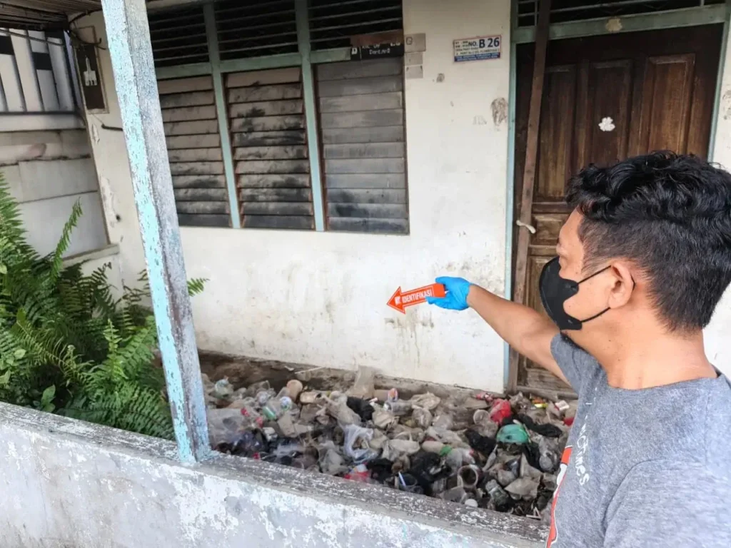 Petugas kepolisian melakukan olah TKP penemuan mayat di teras rumah kosong di Desa Parit Baru, Kecamatan Sungai Raya, Kubu Raya.