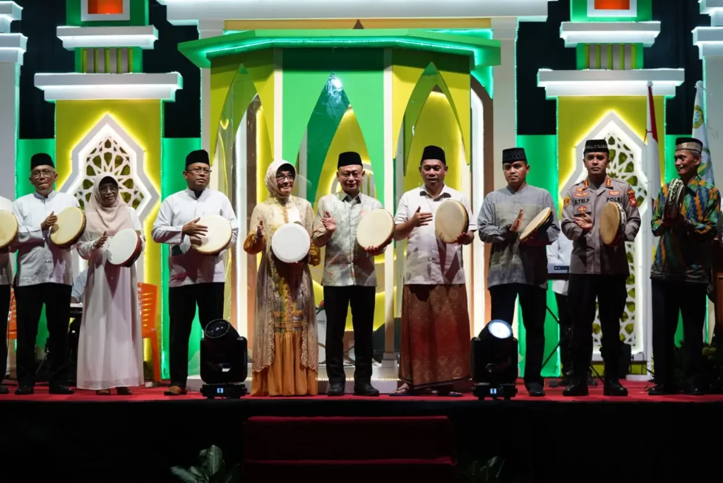 Penabuhan rebana serentak sebagai simbolis dimulainya gelaran MTQ ke-34 Tingkat Kota Pontianak.