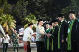 3. Wali Kota Pontianak Edi Rusdi Kamtono memberi ucapan selamat kepada seluruh Dewan Hakim yang akan bertugas menjadi juri dalam lomba MTQ ke-34 Tingkat Kota Pontianak. 