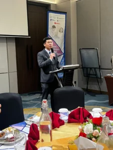 Dr. Kelvin Ch'ng selaku Chief Executive Officer Timberland Medical Centre saat memberikan pemaparan mengenai layanan kesehatan lintas negara dalam Indonesia Partners Roundtable Session 2026 di Pontianak.