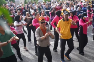 Wali Kota Pontianak Edi Rusdi Kamtono ikut senam zumba bersama warga dalam pencanangan Sensus Ekonomi 2026.