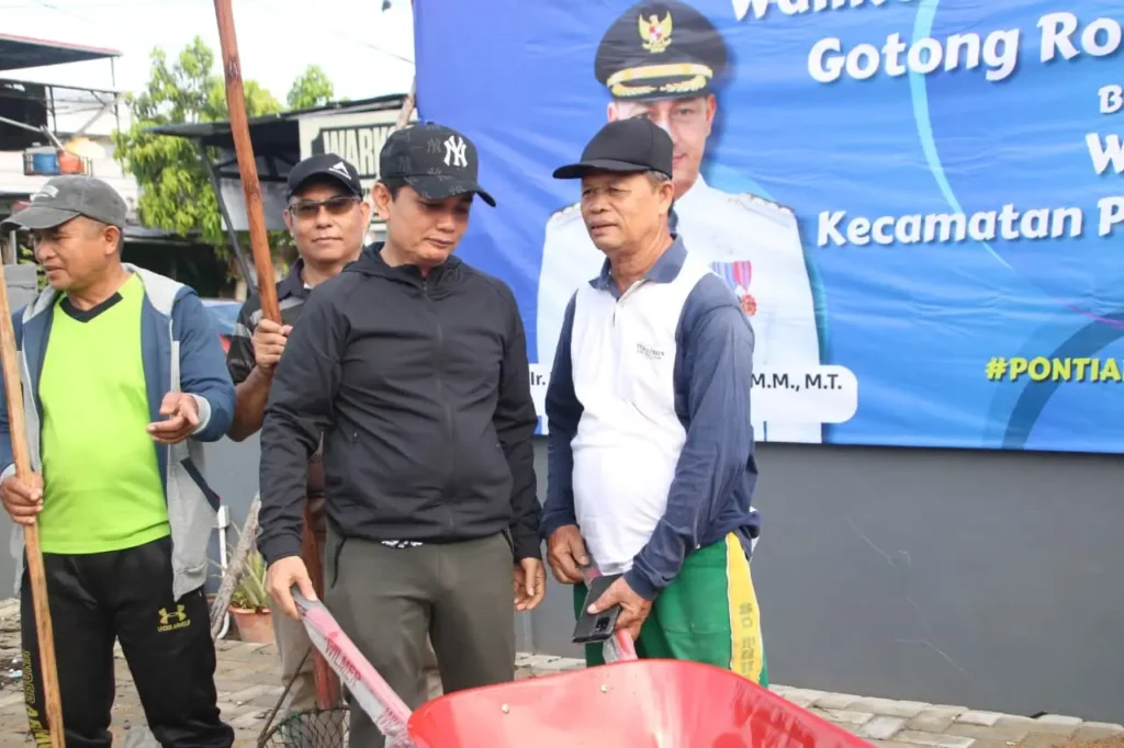 Wakil Wali Kota Pontianak Bahasan ikut gotong royong bersama warga Kecamatan Pontianak Selatan.