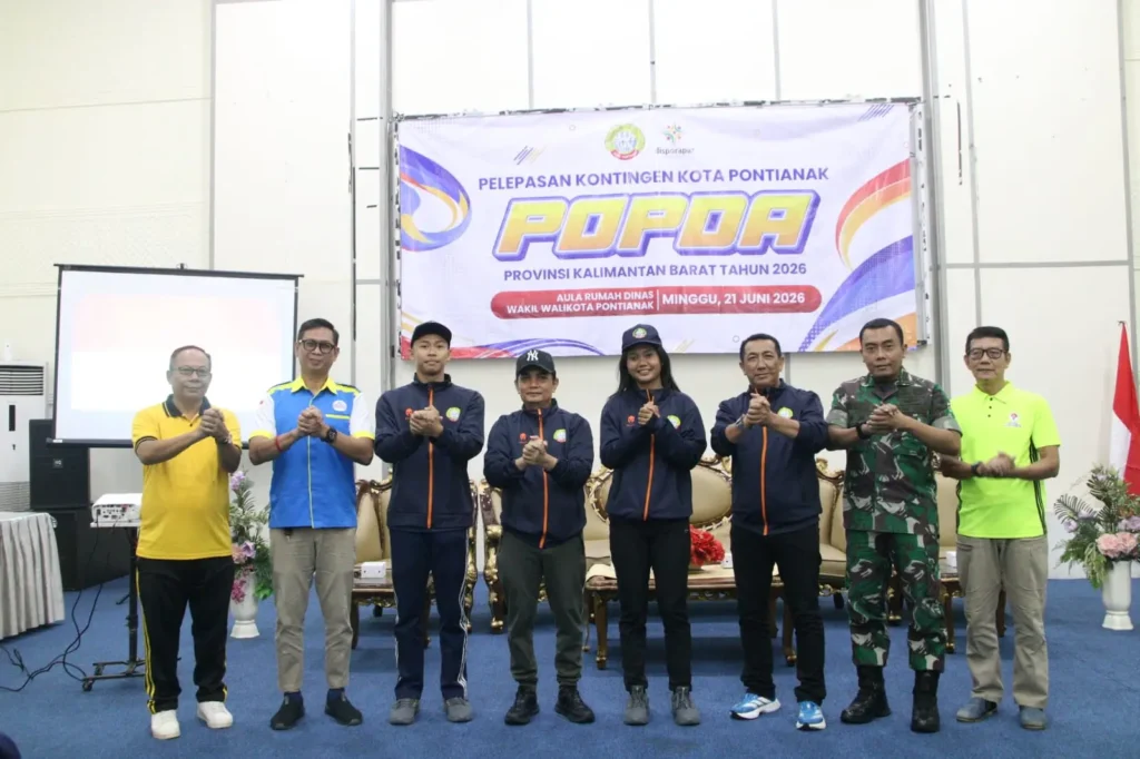 Wakil Wali Kota Pontianak Bahasan berfoto bersama Kontingen Kota Pontianak yang akan berlaga di POPDA Tingkat Provinsi Kalbar.