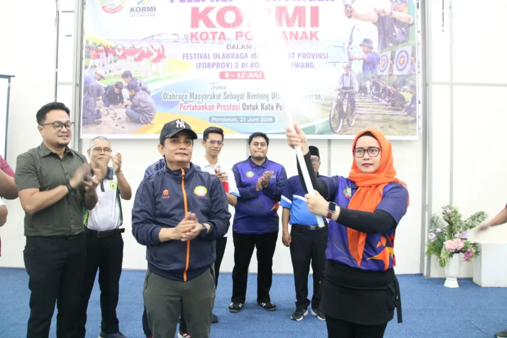 Serah terima bendera pataka KORMI Kota Pontianak yang akan berlaga pada FORPROV II Tingkat Provinsi Kalbar.