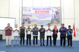 Wakil Wali Kota Pontianak Bahasan foto bersama ofisial Kontingen Kota Pontianak yang akan mengikuti FORPROV II Tingkat Provinsi Kalbar.