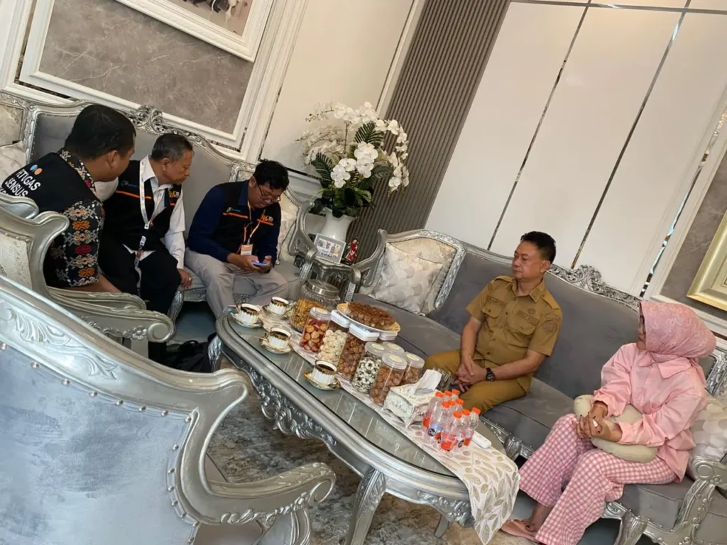 Wali Kota Pontianak Edi Rusdi Kamtono menjawab pertanyaan petugas Sensus Ekonomi 2026 di kediaman pribadinya.