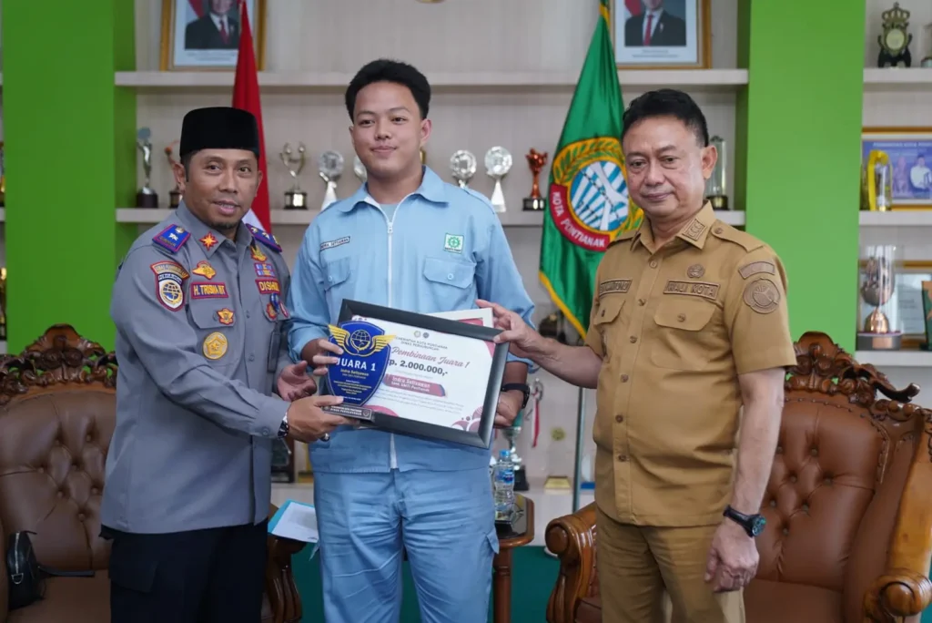 Wali Kota Pontianak Edi Rusdi Kamtono menyerahkan piagam dan hadiah kepada para pemenang Pemilihan Pelajar Pelopor Keselamatan Lalu Lintas dan Angkutan Jalan Tingkat Kota Pontianak Tahun 2026.