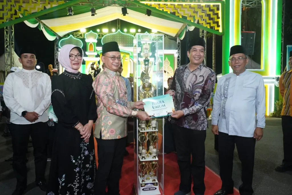 Wali Kota Pontianak Edi Rusdi Kamtono menyerahkan trofi dan piagam kepada Kafilah Kecamatan Pontianak Timur sebagai Juara Umum MTQ ke-34 Tingkat Kota Pontianak.
