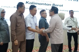 Ketua Komisi II DPR RI Rifqinizamy Karyasuda saling berjabat tangan dengan Wali Kota Pontianak Edi Rusdi Kamtono saat kunjungan kerja di Balai Petitih Kantor Gubernur Kalbar.