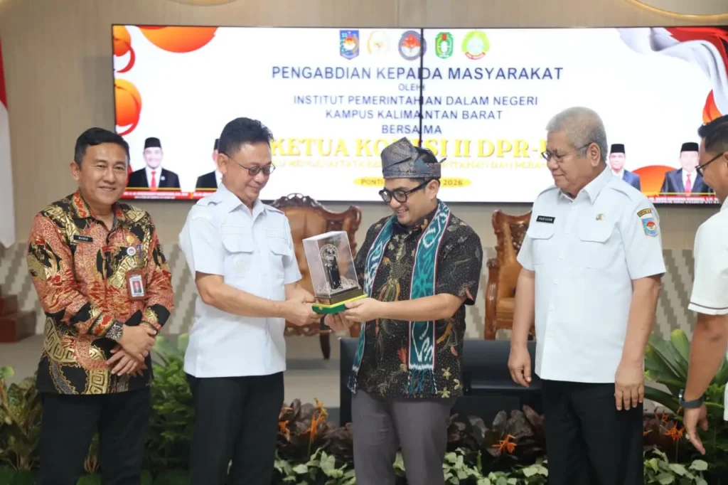 Wali Kota Pontianak Edi Rusdi Kamtono menyerahkan cenderamata miniatur Tugu Khatulistiwa kepada Ketua Komisi II DPR RI Muhammad Rifqinizamy Karsayuda.