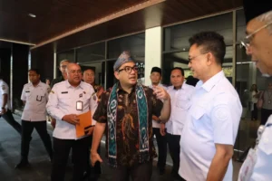 Ketua Komisi II DPR RI Muhammad Rifqinizamy Karsayuda berbincang dengan Wali Kota Pontianak Edi Rusdi Kamtono.