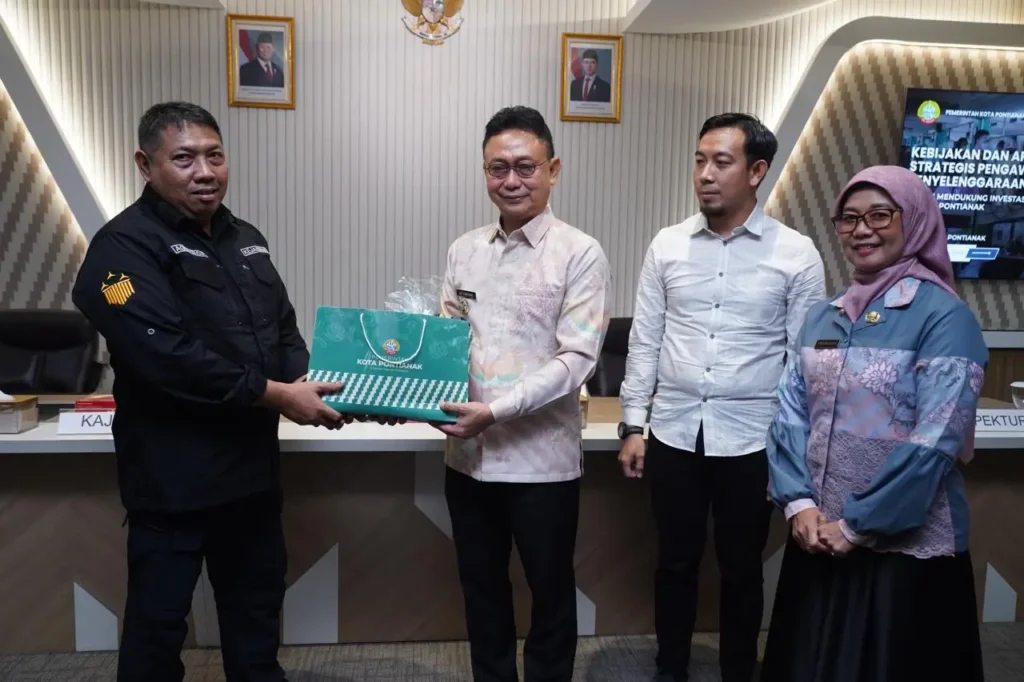 Wali Kota Pontianak Edi Rusdi Kamtono menyerahkan cinderamata kepada Kepala Kejari Kota Pontianak usai membuka Rapat Tim Koordinasi Pengawasan Penyelenggaraan Perizinan.
