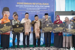 Menteri Dikdasmen Abdul Mu'ti berfoto bersama kepala sekolah.