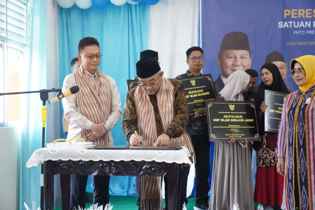 Menteri Pendidikan Dasar dan Menengah (Mendikdasmen) Abdul Mu'ti menandatangani prasasti peresmian sekolah yang direvitalisasi.