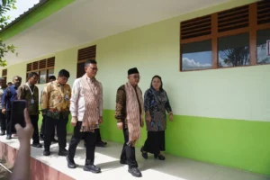 Menteri Dikdasmen Abdul Mu'ti didampingi Wali Kota Pontianak Edi Rusdi Kamtono, meninjau SDN 05 Pontianak Timur yang sudah direvitalisasi.